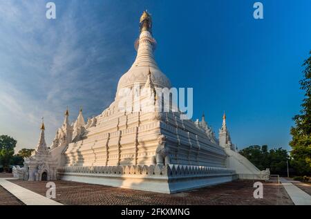 Weiße Stupa der Pahtodawgyi-Pagode in Amarapura in der Nähe von Mandalay, Myanmar Stockfoto