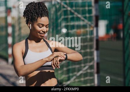 Hervorragendes Jogging-Ergebnis, körperliche Aktivität und Herzfrequenztest Stockfoto