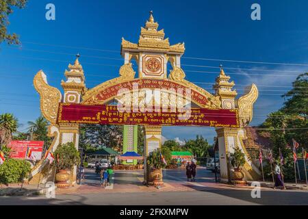 MANDALAY, MYANMAR - 4. DEZEMBER 2016: Eingangstor zur State Pariyatti Sasana Universität in Mandalay, Myanmar Stockfoto