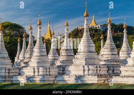 Weiße Stupas um Sandamuni Sandamani oder Sandar Mu Ni Pagode in Mandalay, Myanmar Stockfoto