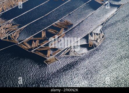 Blockbooms in Ladysmith Harbour, Western Forest Products, Vancouver Island Luftaufnahmen, British Columbia, Kanada. Stockfoto