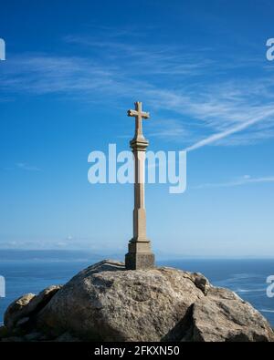 Kreuzskulptur Aussichtspunkt in Finisterre mit Meereslandschaft Hintergrund Stockfoto