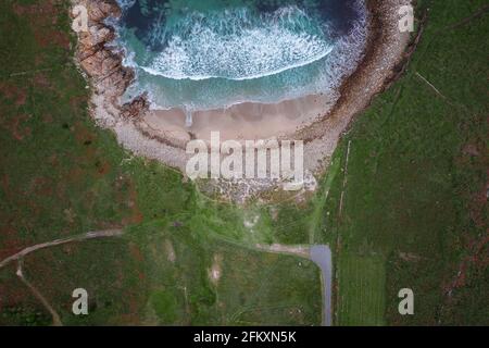 Drone Draufsicht auf einen wilden Strand mit grüner Landschaft in Galicien, Spanien Stockfoto