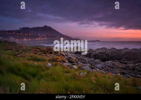 Ein Guarda schöne Meerlandschaft Felsstrand mit Stadt auf Vordergrund Stockfoto