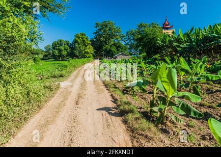 Wachturm beschädigt durch ein Erdbeben in der alten Stadt Inwa Ava abong Fields in der Nähe von Mandalay, Myanmar Stockfoto