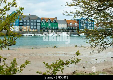 Littlehampton - Blick auf die Häuser über dem Fluss Arun Stockfoto