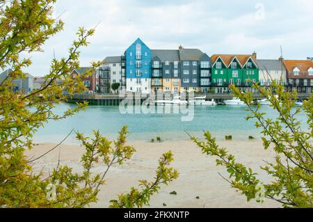 Blick auf den Fluss Arun und Häuser Littlehampton West Sussex Stockfoto