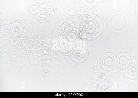 Wasserhintergrund. Weißes Wasser Textur, blaue Minze Wasseroberfläche mit Ringen und Welligkeit. Spa-Konzept im Hintergrund. Flach liegend, Draufsicht, Kopierbereich, Kopieren Stockfoto