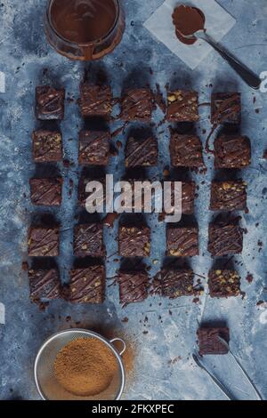 Brownie Browny mit Schokolade auf der Oberseite auf einer blauen Struktur Oberfläche Stockfoto