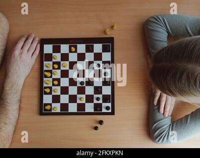 Zwei Spieler denken, während sie Schach in der Draufsicht spielen Stockfoto