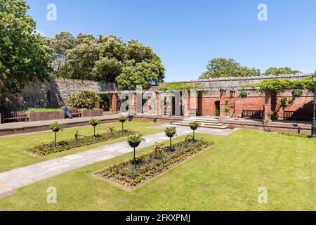 Rote Backsteinpergola und formeller Garten in Connaught Gardens in Sidmouth, einer kleinen beliebten Küstenstadt an der Südküste in Devon, Südwestengland Stockfoto