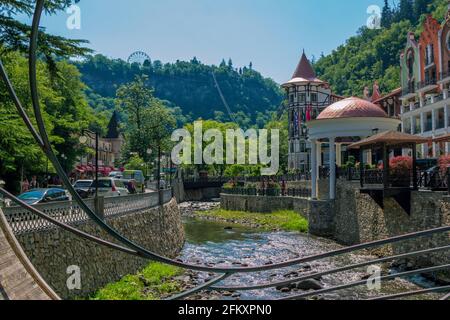 Borjomi/Georgien - 18. Juli 2019: Sommerlandschaft - Crown Plaza Borjomi Hotel, Fluss und Park - in einem Bergdorf - berühmten georgischen Ferienort. Stockfoto