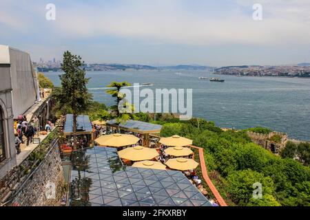 Istanbul, Türkei - 13. Mai 2013: Blick vom Topkapi-Palast auf den Bosporus Stockfoto