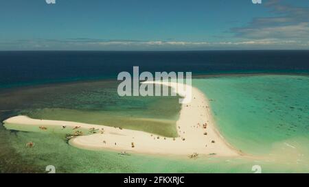 Weiße Insel mit Strand und Sand Bar im türkisblauen Wasser Atoll, Antenne Brummen. Sandbar Atoll. Tropische Insel und Korallenriff. Sommer und Reisen Urlaub Konzept, Camiguin, Philippinen. Stockfoto