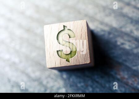 Dollar-Währungszeichen auf Holzblöcken auf EINEM Brett geschrieben Stockfoto