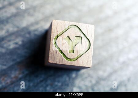 Kreuzweg und Entscheidungszeichen auf Holzblöcken auf A geschrieben Platine Stockfoto