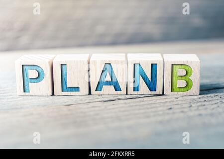 Plan B, der aus Holzblöcken auf EINEM Brett gebildet wird - Alternatives Entscheidungskonzept Stockfoto