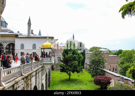 Istanbul, Türkei - 13. Mai 2013: Touristen auf der Terrasse neben dem Bagdad Kiosk im Topkapi Palast Stockfoto