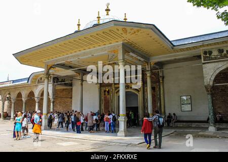 Istanbul, Türkei - 13. Mai 2013: Touristen am Tor der Felicity im Topkapi Palast an einem sonnigen Tag Stockfoto