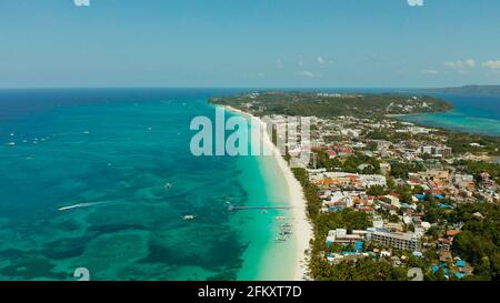 Tropischen weißen Strand mit Touristen und Hotels in der Nähe Das blaue Meer, Luftbild. Sommer und Reisen Urlaub Konzept. Stockfoto