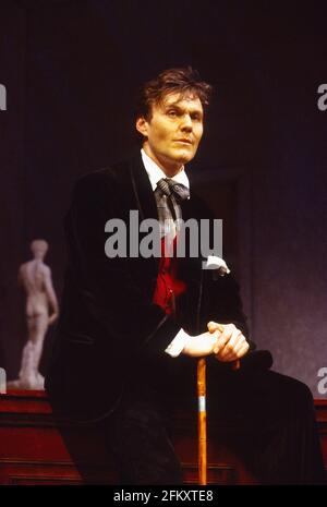 Anthony Head (Rupert Cadell) in SEIL von Patrick Hamilton im Wyndham's Theatre, London WC2 11/04/1994 Design: Simon Higlett Beleuchtung: Bill Bray Regie: Keith Baxter Stockfoto