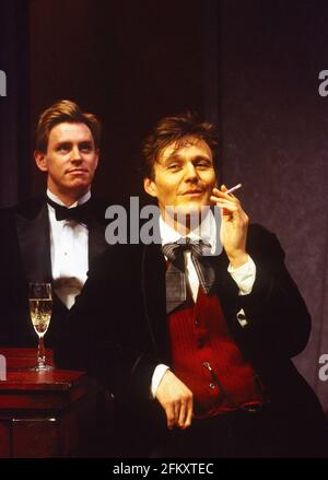 l-r: James Buller (Charles Granillo), Anthony Head (Rupert Cadell) in SEIL von Patrick Hamilton im Wyndham's Theatre, London WC2 11/04/1994 Design: Simon Higlett Beleuchtung: Bill Bray Regie: Keith Baxter Stockfoto