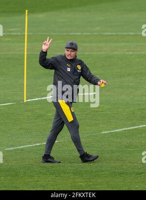 Dortmund, Deutschland. Mai 2021. Trainer Edin Terzic leitet das Training von Borussia Dortmund. Quelle: Bernd Thissen/dpa/Alamy Live News Stockfoto