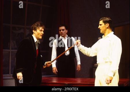 l-r: Anthony Head (Rupert Cadell), Simon Chadwick (Kenneth Raglan), Tristan Gemmill (Wyndham Brandon) in SEIL von Patrick Hamilton im Wyndham's Theatre, London WC2 11/04/1994 Design: Simon Higlett Beleuchtung: Bill Bray Regie: Keith Baxter Stockfoto