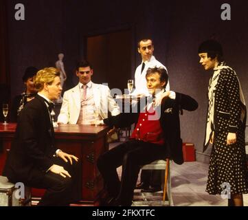 l-r: James Buller (Charles Granillo), Tristan Gemmill (Wyndham Brandon), Roger Ennals (Sabot – hinten), Anthony Head (Rupert Cadell), Debra Beaumont (Leila Arden) im SEIL von Patrick Hamilton im Wyndham's Theatre, London WC2 11/04/1994 Design: Simon Higlett Beleuchtung: Bill Bray Regie: Keith Baxter Stockfoto