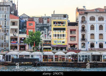 Istanbul, Türkei - 12. Mai 2013: Blick auf Gebäude und Restaurants an der Waterfront Stockfoto