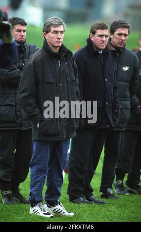 John Richards, Geschäftsführer von Wolverhampton Wanderers, sieht sich ein Trainingsspiel mit Mark McGhee und Colin Lee an. 22/12/97 Stockfoto