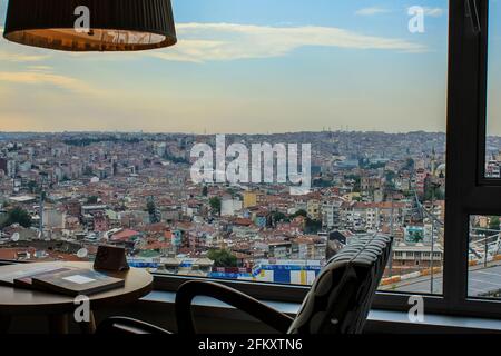 Istanbul, Türkei - 13. Mai 2013: Blick auf Istanbul vom Marmara Pera Hotelzimmer Stockfoto