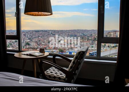 Istanbul, Türkei - 13. Mai 2013: Blick auf Istanbul vom Marmara Pera Hotelzimmer Stockfoto