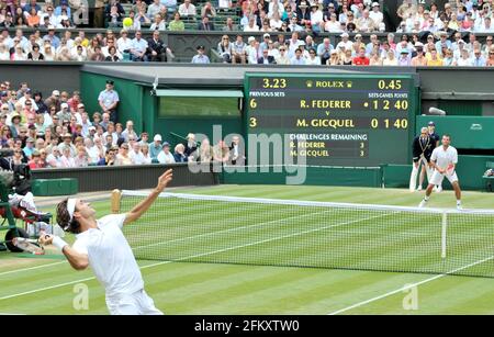 WIMBLEDON TENNIS CHAMPIONSHIPS 2008. 5TH TAG 27/6/2008 RODGER FEDERERERV WÄHREND SEINER 3ROUND SPIEL WIYH M.GICQUEL. BILD DAVID ASHDOWN Stockfoto