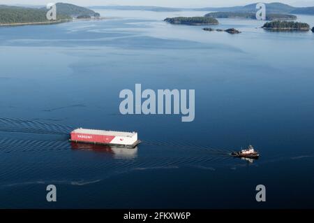 Schlepper und Lastkahn in der Nähe der Stadt Chemainus, British Columbia, Kanada. Stockfoto