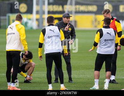 Dortmund, Deutschland. Mai 2021. Trainer Edin Terzic leitet das Training von Borussia Dortmund. Quelle: Bernd Thissen/dpa/Alamy Live News Stockfoto