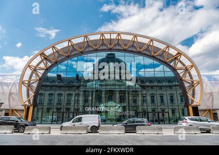 Spiegelung der Ecole militaire im ephemeren Grand Palais - Paris, Frankreich Stockfoto