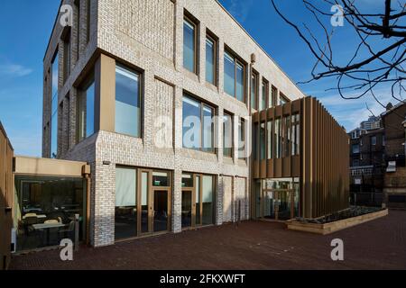 Imperial war Museum Annex von Jestico + Whiles, Modulare Konstruktion, abgewinkelte Ansicht des Eingangs. Parkside, Imperial War Museums, London, Vereinigtes Königreich. Stockfoto