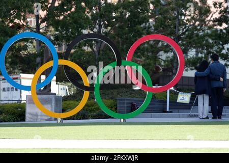 Tokio, Japan. Mai 2021. Ein Paar fotografiert die Olympischen Ringe in der Nähe des Nationalstadions in Tokio. Kredit: SOPA Images Limited/Alamy Live Nachrichten Stockfoto