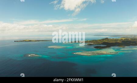 Marine: tropische Inseln mit Stränden und Azure Coral Reef Wasser von oben. Bucas Grande, Philippinen. Sommer und Reisen Urlaub Konzept. Stockfoto