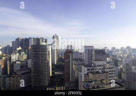 Sao Paulo, Sao Paulo, Brasilien. Mai 2021. (INT) Wetter in Sao Paulo: 4. Mai 2021, Sao Paulo, Brasilien: Herbst mit sonnigem Tag und milder Temperatur in der Innenstadt von Sao Paulo, an diesem Dienstagmorgen (4).Quelle: Leco Viana/TheNews2 Quelle: Leco Viana/TheNEWS2/ZUMA Wire/Alamy Live News Stockfoto