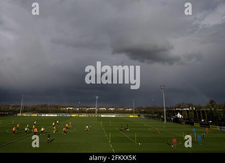 Dortmund, Deutschland. Mai 2021. Dunkle Wolken und ein Regenbogen sind während des Trainings von Borussia Dortmund zu sehen. Quelle: Bernd Thissen/dpa/Alamy Live News Stockfoto