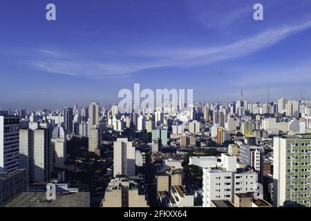 Sao Paulo, Sao Paulo, Brasilien. Mai 2021. (INT) Wetter in Sao Paulo: 4. Mai 2021, Sao Paulo, Brasilien: Herbst mit sonnigem Tag und milder Temperatur in der Innenstadt von Sao Paulo, an diesem Dienstagmorgen (4).Quelle: Leco Viana/TheNews2 Quelle: Leco Viana/TheNEWS2/ZUMA Wire/Alamy Live News Stockfoto