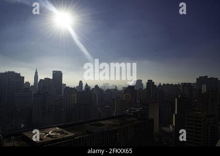 Sao Paulo, Sao Paulo, Brasilien. Mai 2021. (INT) Wetter in Sao Paulo: 4. Mai 2021, Sao Paulo, Brasilien: Herbst mit sonnigem Tag und milder Temperatur in der Innenstadt von Sao Paulo, an diesem Dienstagmorgen (4).Quelle: Leco Viana/TheNews2 Quelle: Leco Viana/TheNEWS2/ZUMA Wire/Alamy Live News Stockfoto