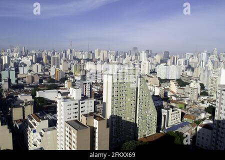 Sao Paulo, Sao Paulo, Brasilien. Mai 2021. (INT) Wetter in Sao Paulo: 4. Mai 2021, Sao Paulo, Brasilien: Herbst mit sonnigem Tag und milder Temperatur in der Innenstadt von Sao Paulo, an diesem Dienstagmorgen (4).Quelle: Leco Viana/TheNews2 Quelle: Leco Viana/TheNEWS2/ZUMA Wire/Alamy Live News Stockfoto