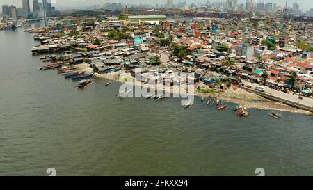 Manila ist die Hauptstadt der Philippinen mit Slums und armen Viertel und Wolkenkratzern und modernen Gebäuden. Stockfoto