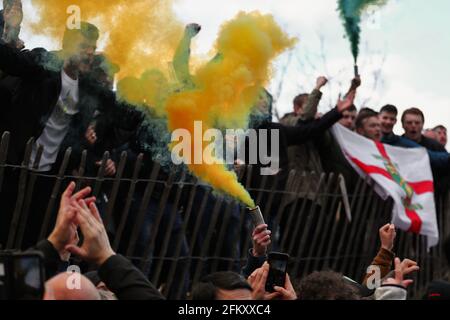 Norwich City Fans versammelten sich vor der Carrow Road, um mit Rauchkanistern zu feiern - Norwich City gegen Reading, Sky Bet Championship, Carrow Road, Norwich, UK - 1. Mai 2021 nur zur redaktionellen Verwendung - es gelten DataCo-Beschränkungen Stockfoto