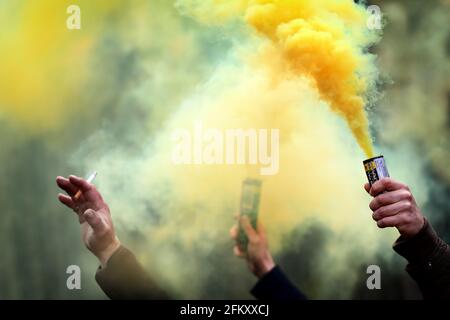 Norwich City Fans feiern mit Rauchkanistern - Norwich City V Reading, Sky Bet Championship, Carrow Road, Norwich, UK - 1. Mai 2021 nur zur redaktionellen Verwendung - es gelten DataCo-Einschränkungen Stockfoto