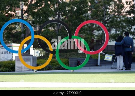 Tokio, Japan. März 2021. Ein Paar fotografiert die Olympischen Ringe in der Nähe des Nationalstadions in Tokio. Kredit: James MATSUMoto/SOPA Images/ZUMA Wire/Alamy Live Nachrichten Stockfoto