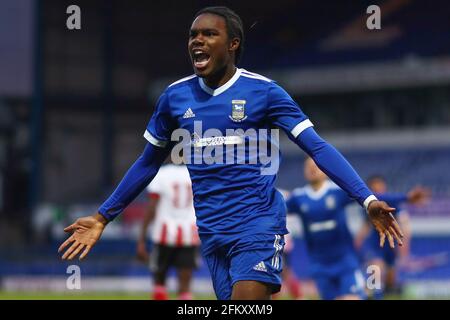 Jesse Nwabueze von Ipswich Town feiert das eigene Siegtor von Harvey Cullinan von Sheffield United - Ipswich Town U18 gegen Sheffield United U18, FA Youth Cup, Portman Road, Ipswich, Großbritannien - 30. April 2021 Stockfoto